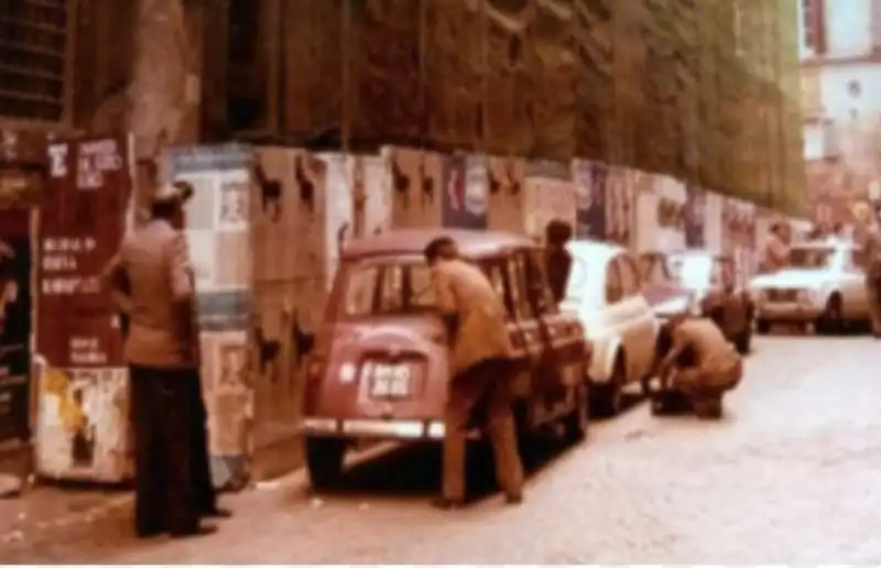 la renault 4 rossa con il corpo di aldo moro in via caetani