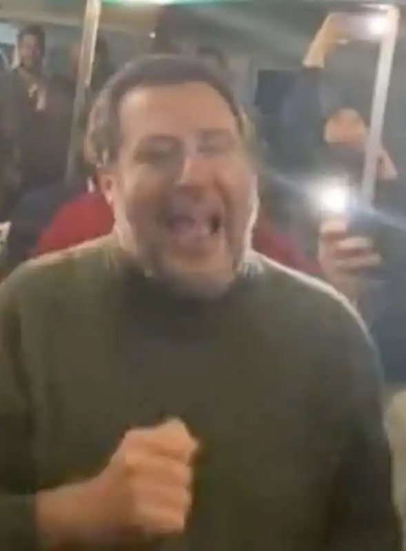 matteo salvini canta a pontida       