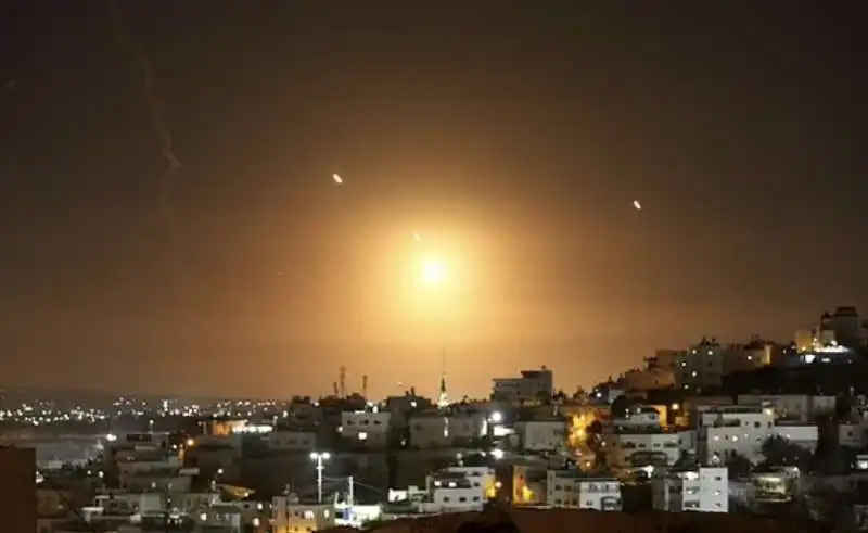 missili iraniani sui cieli di israele   5