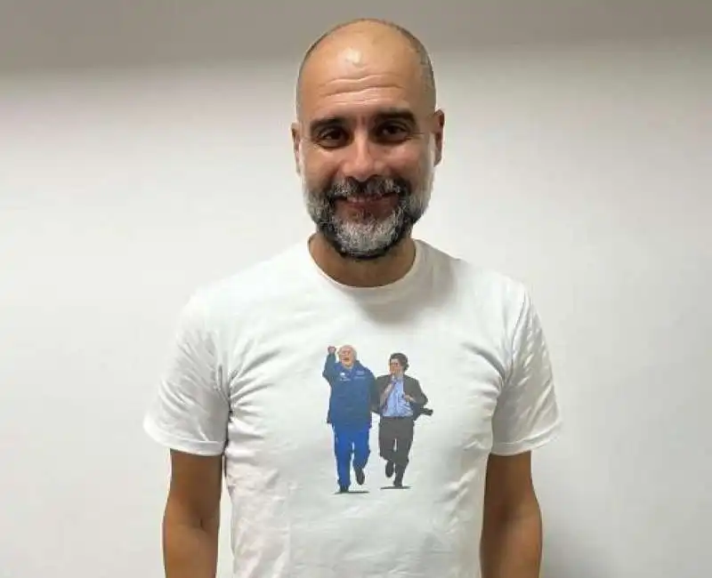 pep guardiola con la maglietta di carlo mazzone 