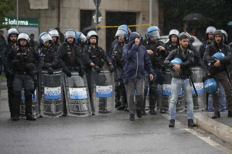 polizia alla manifestazione pro palestina a roma