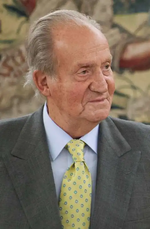 RE JUAN CARLOS CON UNA CRAVATTA GIALLA