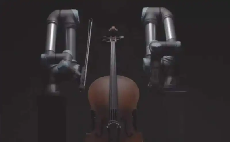 ROBOT SUONA IL VIOLONCELLO CON L'ORCHESTRA DI MALMO  