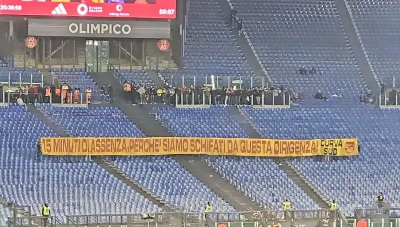 roma inter - striscione di protesta dei tifosi contro i friedkin