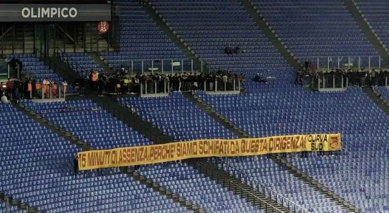 roma inter - striscione di protesta dei tifosi contro i friedkin