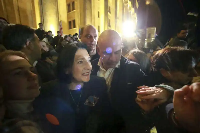    salome zurabishvili in piazza contro la vittoria di sogno georgiano   foto lapresse  