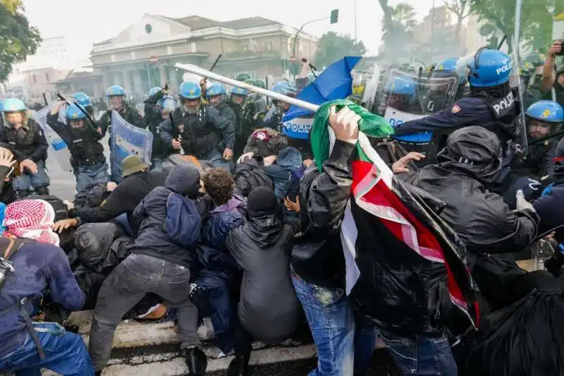 scontri a roma durante manifestazione pro palestina   10