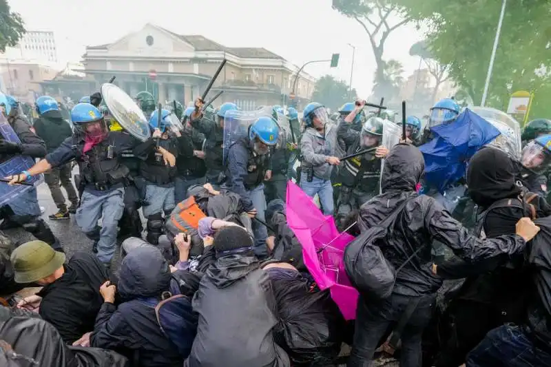 scontri a roma durante manifestazione pro palestina   12