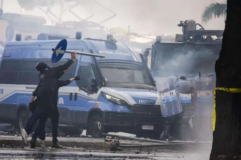 scontri a roma durante manifestazione pro palestina  - foto lapresse