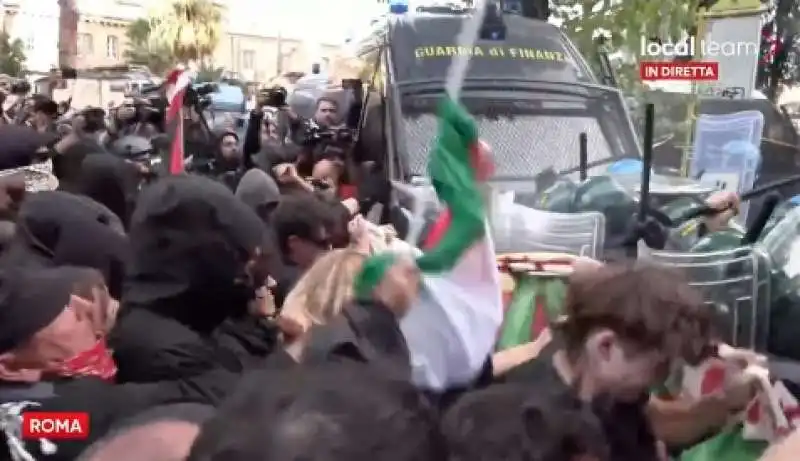 scontri alla manifestazione pro palestina a roma   3