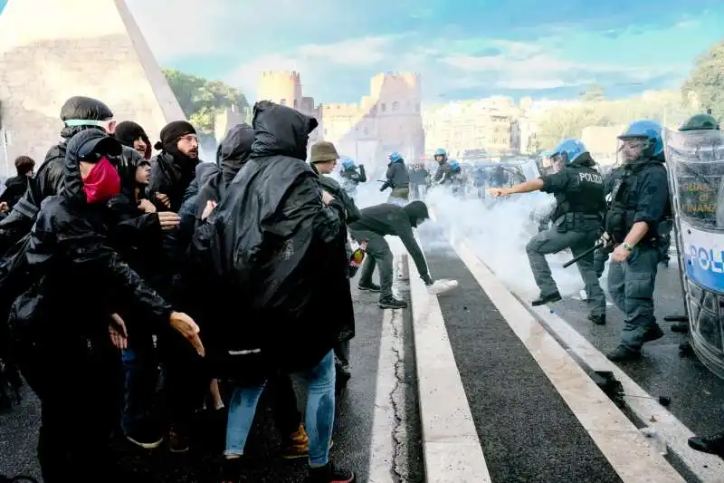 scontri alla manifestazione pro palestina di roma   foto lapresse   19