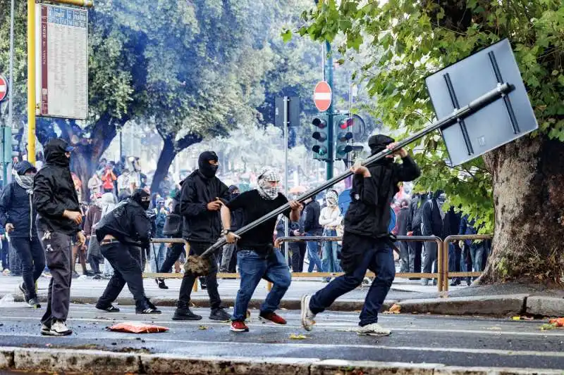 scontri alla manifestazione pro palestina di roma   foto lapresse   23