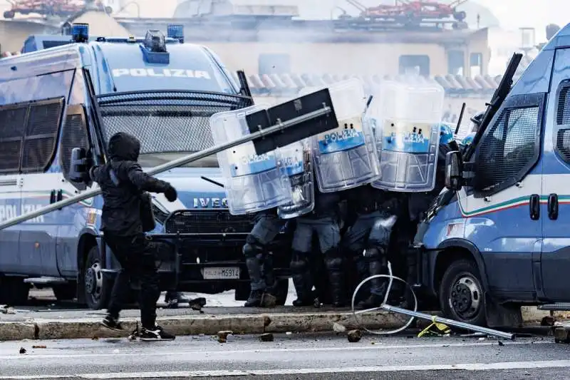 scontri alla manifestazione pro palestina di roma   foto lapresse   26