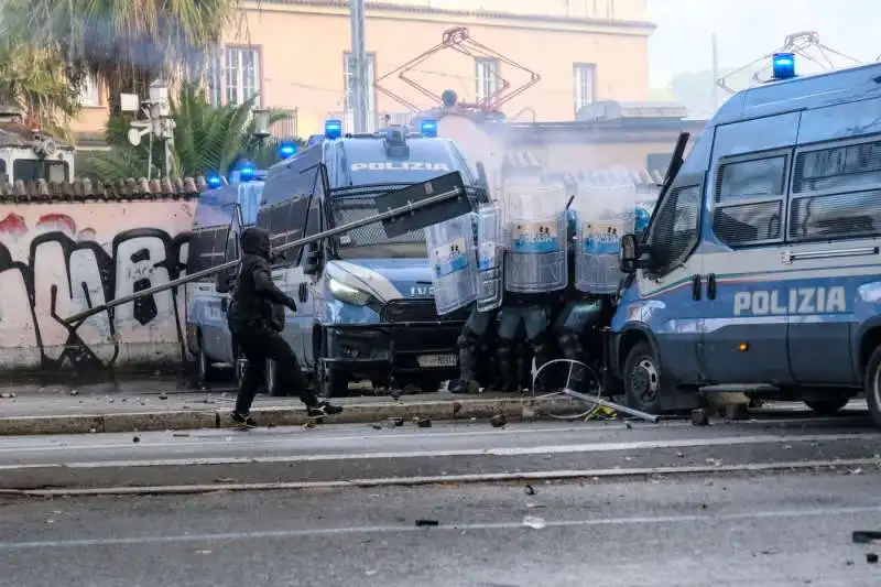 scontri alla manifestazione pro palestina di roma   foto lapresse   3