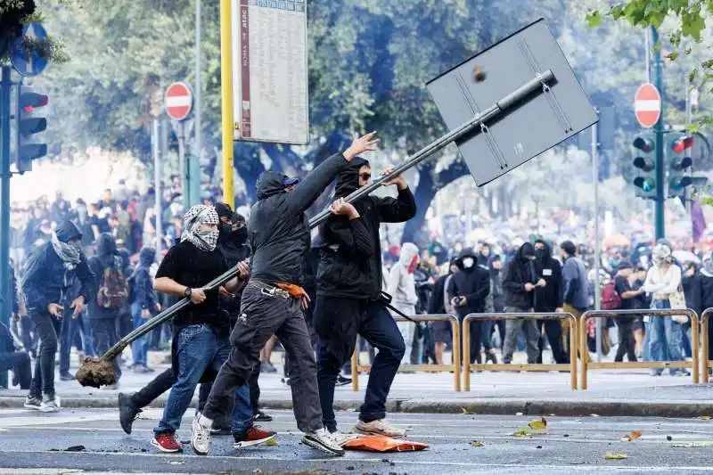 scontri alla manifestazione pro palestina di roma   foto lapresse   40