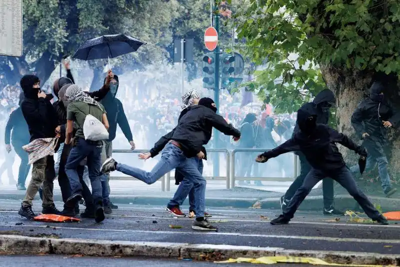 scontri alla manifestazione pro palestina di roma   foto lapresse   42