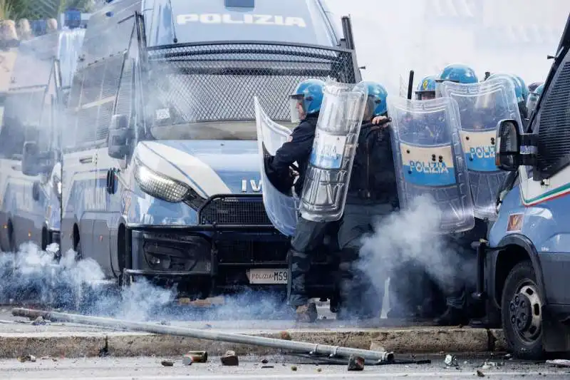 scontri alla manifestazione pro palestina di roma   foto lapresse   46