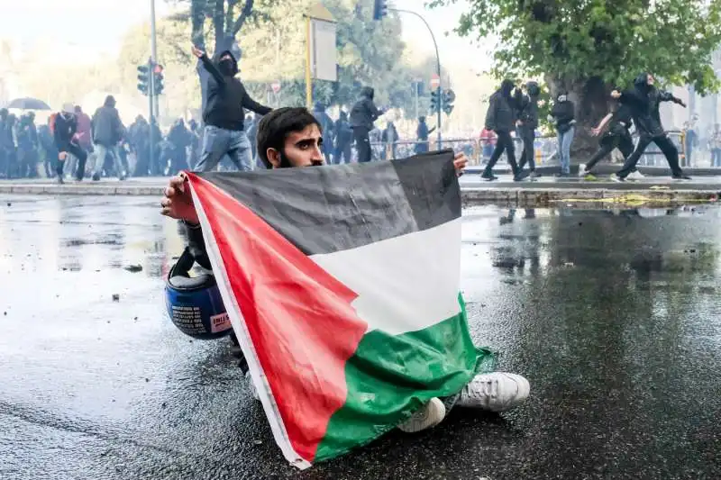 scontri alla manifestazione pro palestina di roma   foto lapresse   8