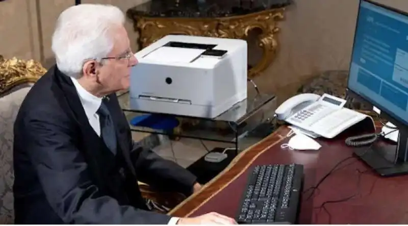 SERGIO MATTARELLA AL COMPUTER