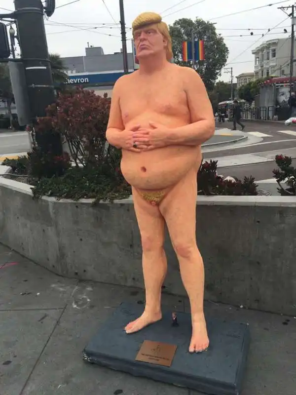 statua trump nudo 1