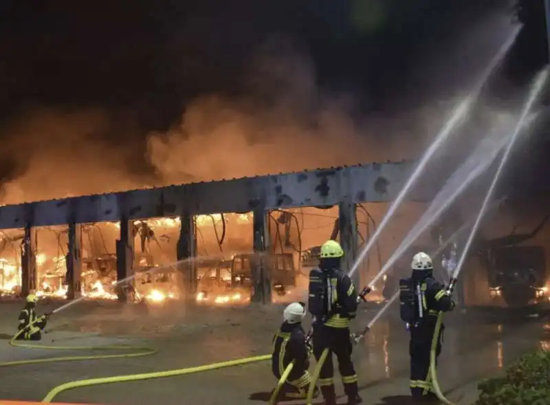 stazione dei pompieri in fiamme in germania