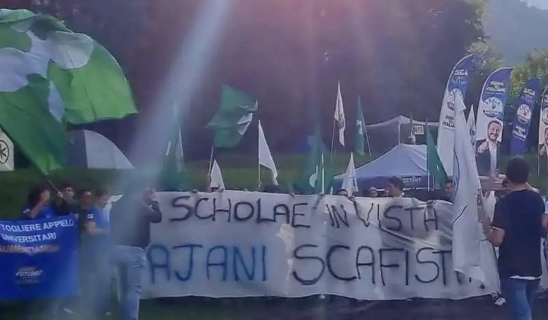 TAJANI SCAFISTA - STRISCIONE DEI GIOVANI DELLA LEGA A PONTIDA 