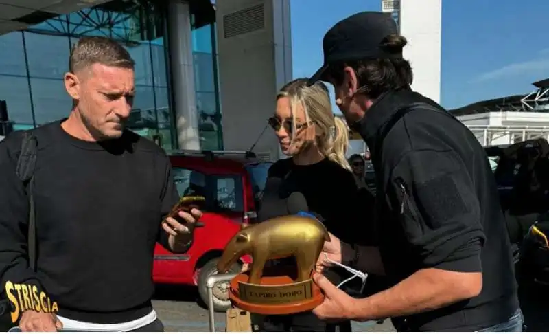 TAPIRO D ORO DI STRISCIA LA NOTIZIA A FRANCESCO TOTTI E NOEMI BOCCHI