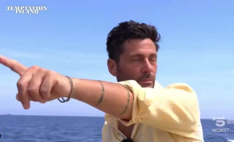 temptation island   filippo bisciglia in versione capitan findus 1