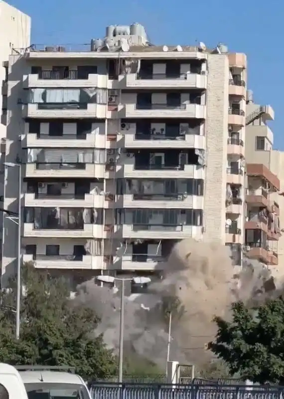 un missile israeliano abbatte un palazzo di otto piani a beirut   4