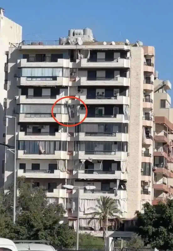 un missile israeliano abbatte un palazzo di otto piani a beirut   5