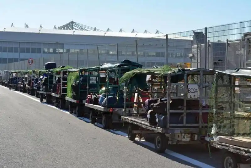 alitalia  protesta lavoratori, centinaia bagagli a terra 219a89c09f56a846ebe3fd67f912fb90