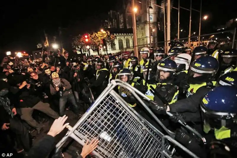 anonymous proteste a londra contro l'austerity 14