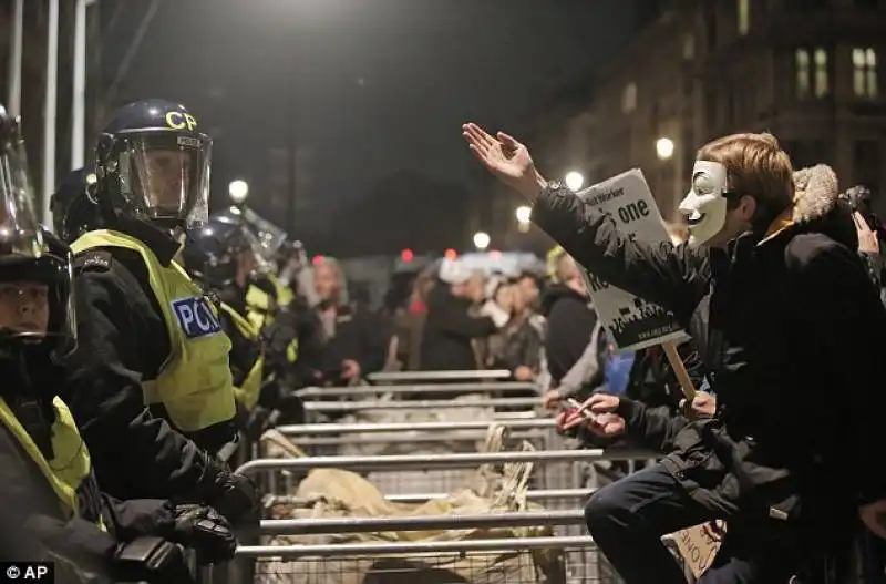 anonymous proteste a londra contro l'austerity 17