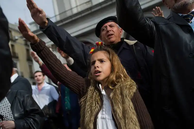 bambini spagnoli omaggiano il generale franco