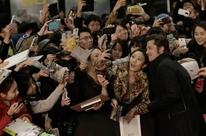 brad pitt selfie con fan coreani