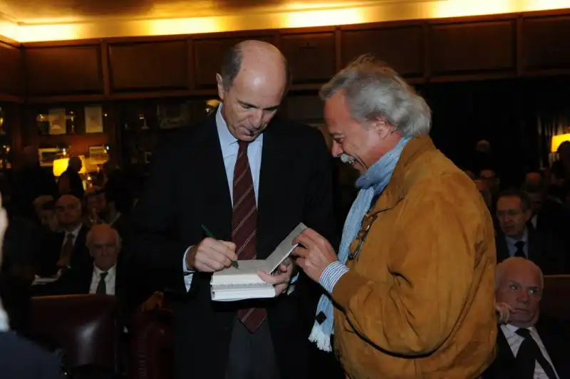 corrado passera autografa il libro presentato