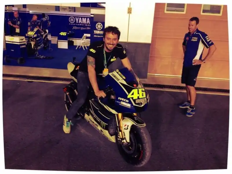 cremonini con la moto di rossi 