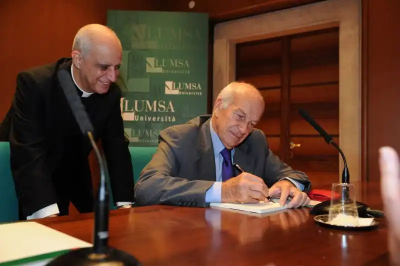 fausto bertinotti autografa il libro di rino fisichella