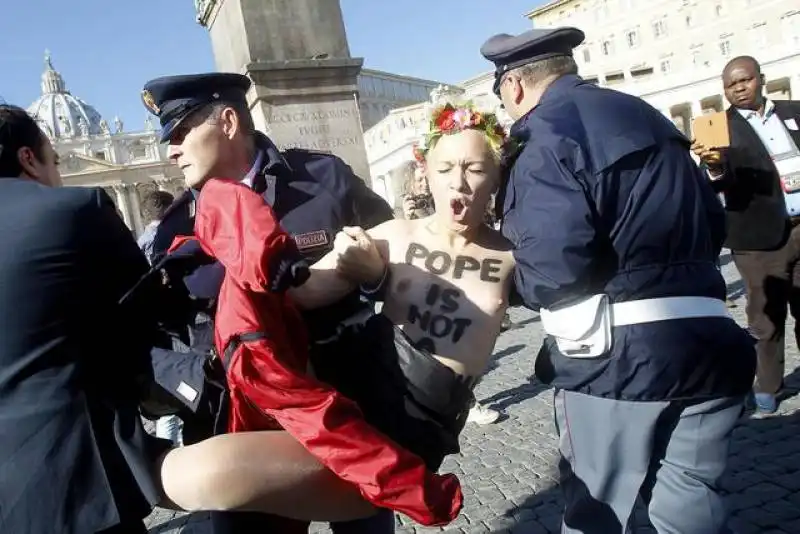 femen san pietro  3