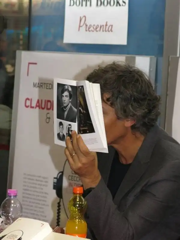 fiore con il libro photo andrea arriga