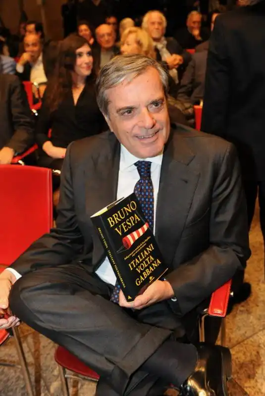 giancarlo cremonesi con il libro di vespa