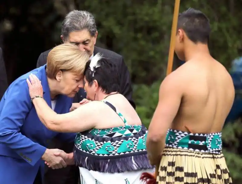 il saluto maori di angela merkel   