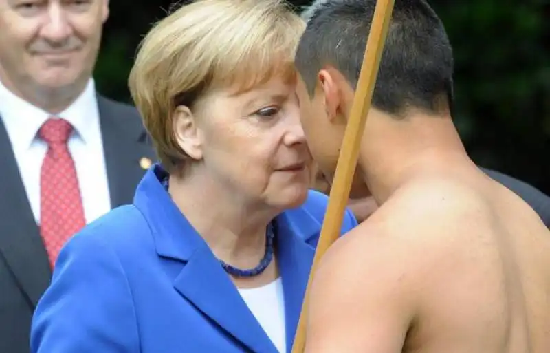 il saluto maori di angela merkel  