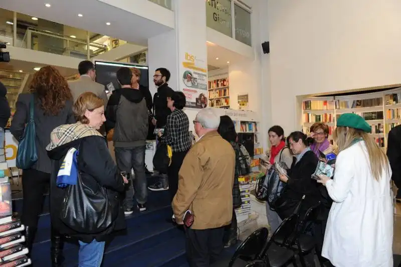 in fila per farsi autografare il nuovo album di arbore