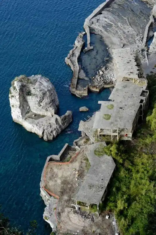 l'abbattimento dell' ecomostro della baia di alimuri a sorrento   foto di cesare abbate ea388dfd5679edae130bfe2be6d5304c