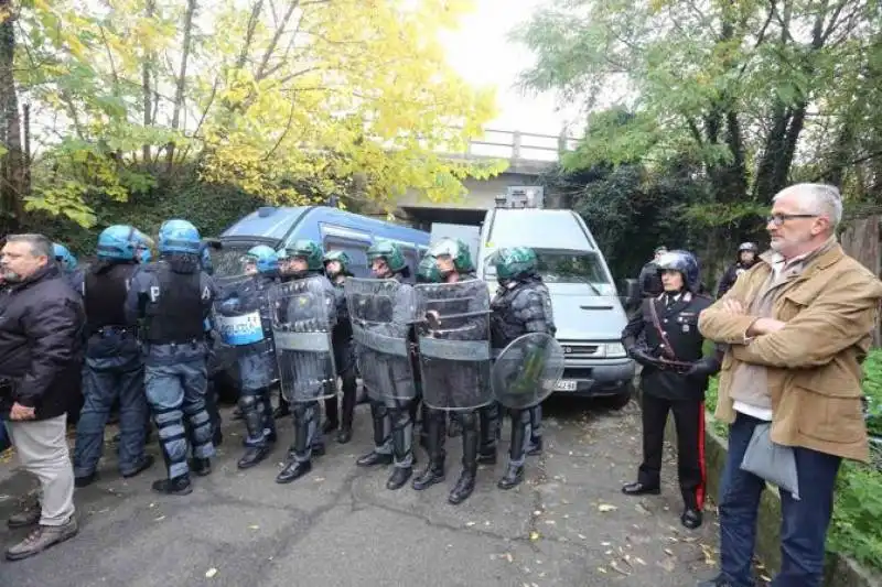 la visita al campo rom di matteo salvini  9