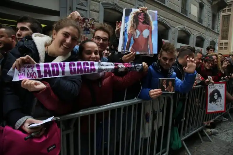 lady gaga fan in delirio a milano 9