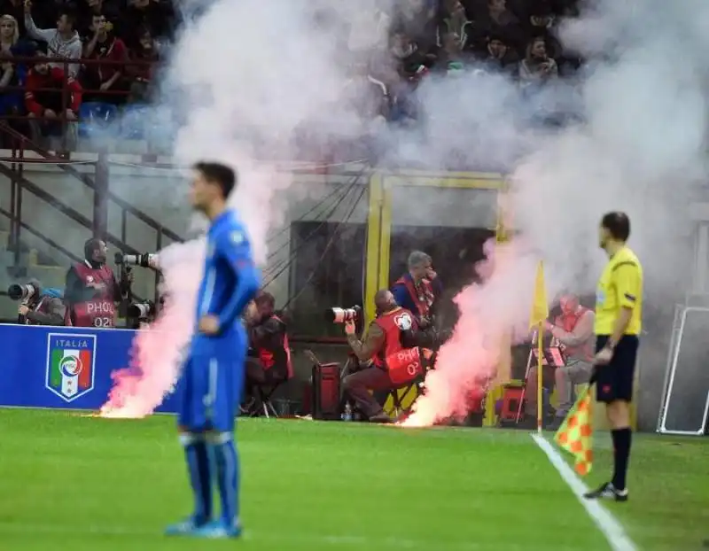 Lancio di fumogeni dei tifosi croati  