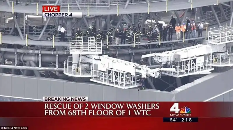 lavavetri rischiano di cadere dal one world trade center 10