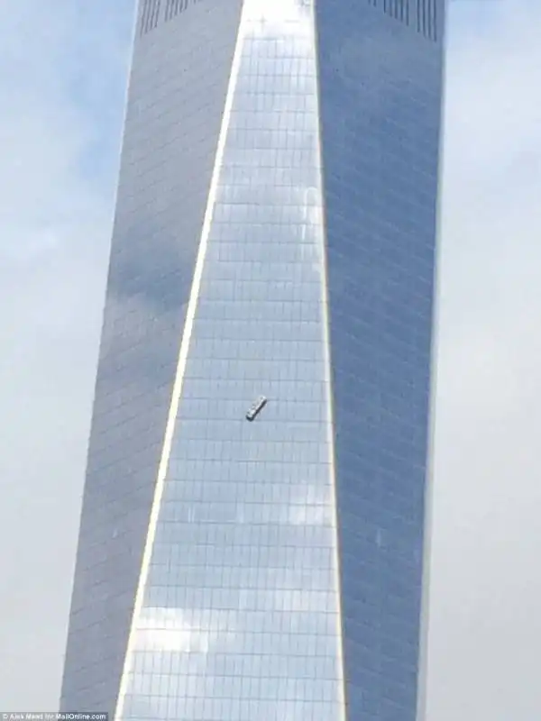 lavavetri rischiano di cadere dal one world trade center 7